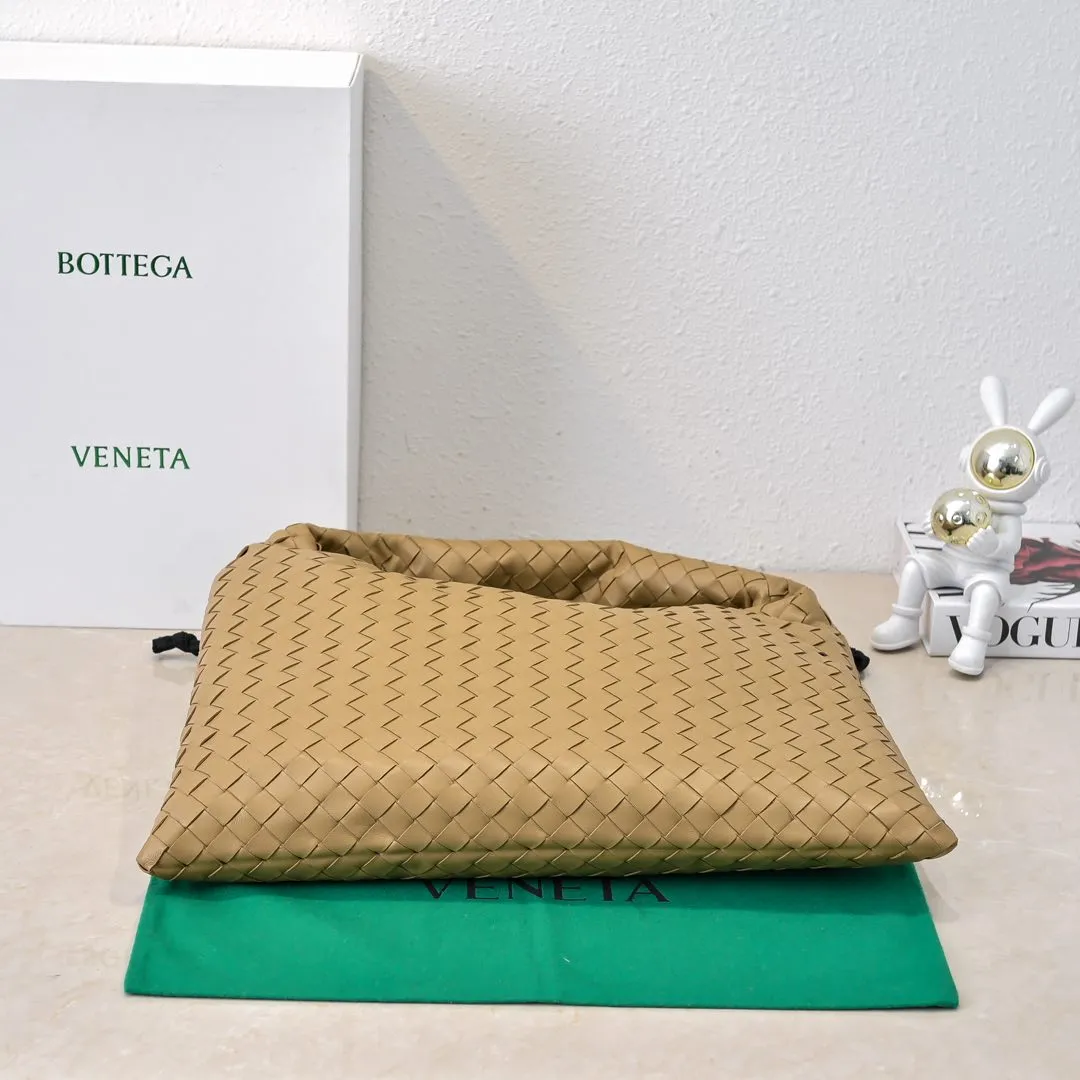 Batch 1960 #Bv new medium-sized HOP bag, the bag body and handles are made of a whole piece of woven leather. The bag body is soft and lazy. Hop symbolizes the praise of innovation and eternal craftsmanship [love]. The pyramid silhouette combines practicality and fashion. It is modern and casual, and the bag mouth is double-sided closed design, more convenient and safe! The cowhide texture also makes the bag more wear-resistant and durable. A must-have for fashionable ladies who like minimalism yet comfortable and casual! Size: 46x21x10cm Model: 6262